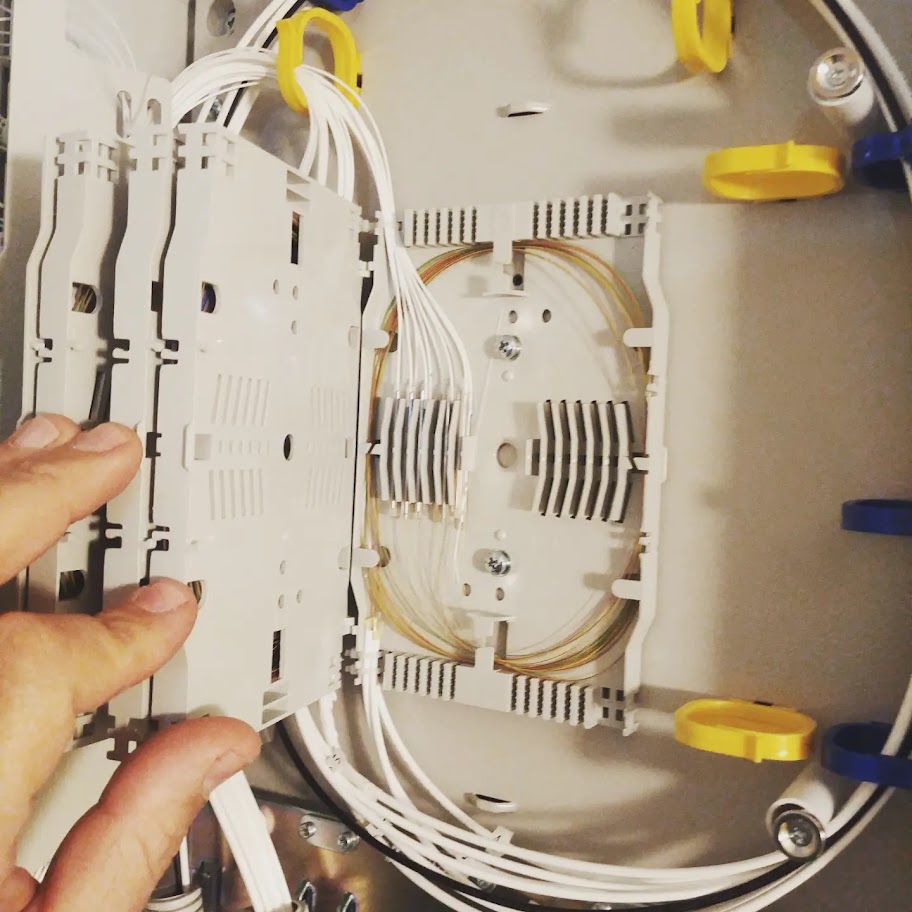 Συγκολλήσεις οπτικών ινών σε splice tray