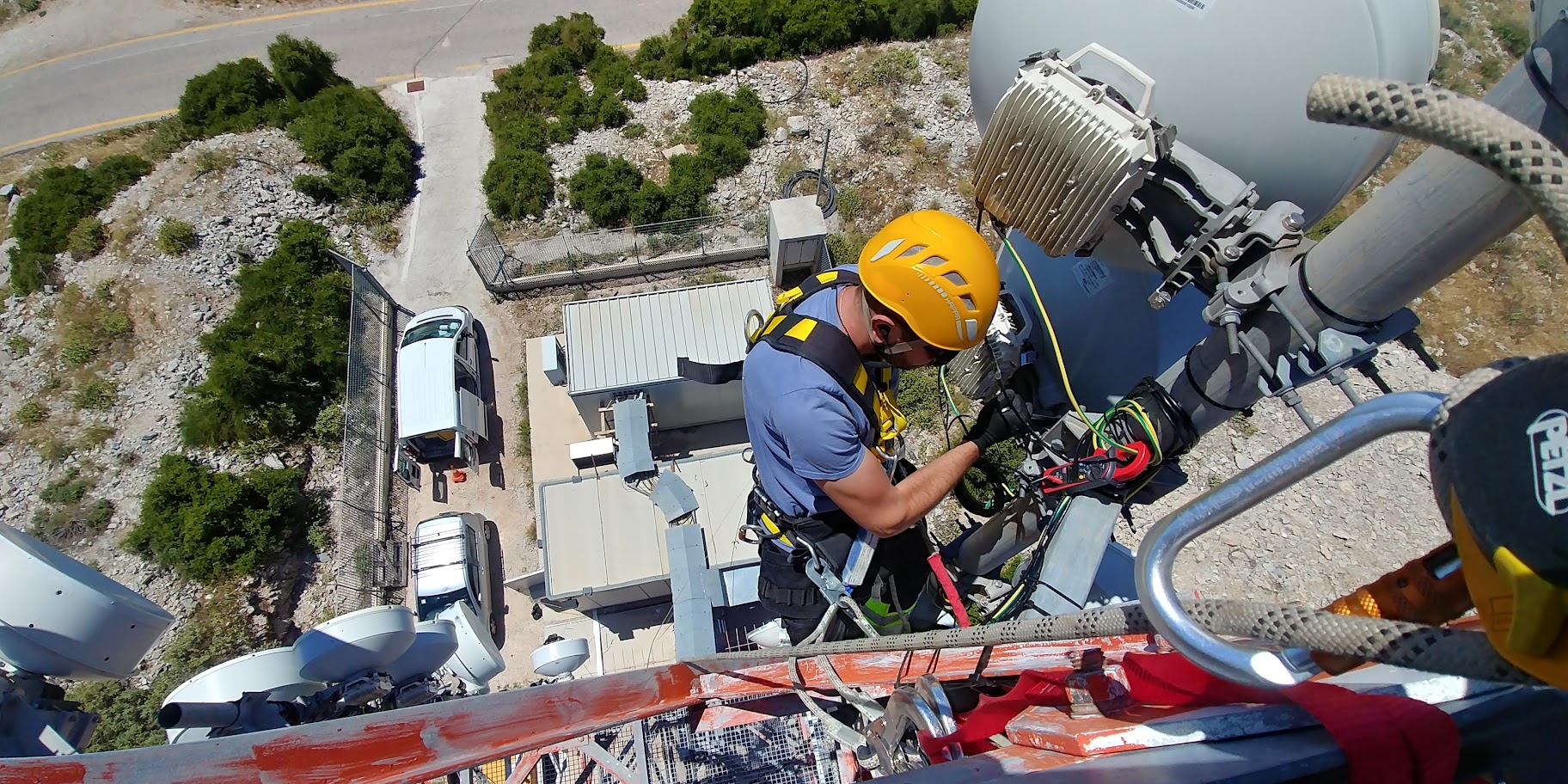 Τεχνικός σε πύργο εγκαθιστά μικροκυματική ζεύξη